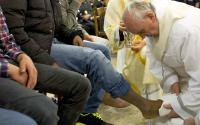 /data/news/2398/file/realname/images/pope_feet.jpg