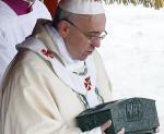 Pope venerates apostle's relics, urges people focus on Christ 