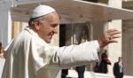 Pope asks prayers, dignified welcome for refugees 
